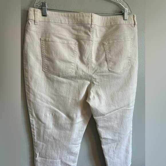 Chico’s Fabulously Slimming White Jeans w/ Floral Eyelet Trim On Legs Size 3 - Picture 8 of 10